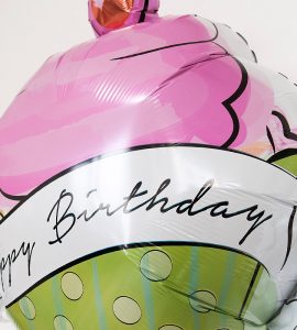 カップケーキとイエロー系プチバルーンと大きなファーストバースデー【1才の誕生日のバルーン電報・女の子】