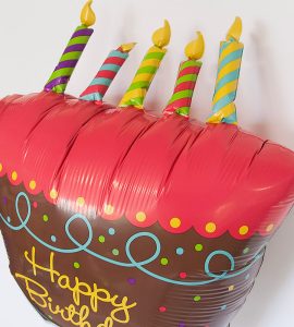 大きなバースデーケーキと60才バルーン、レッドハート【還暦祝いのバルーン電報】