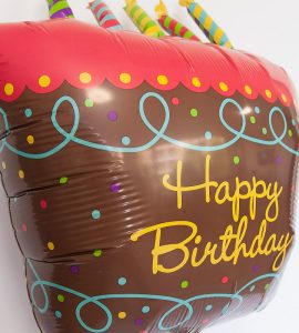ハート君が持つキャンドル付きケーキとダブルハートバルーン【誕生日のバルーン電報】