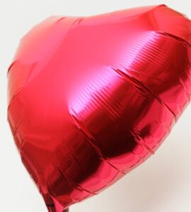 大きなブラックの8分音符とレッドハート【ピアノやバレエの発表会のバルーン電報】