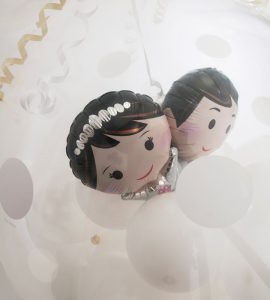 洋装ウェディングカップルのホワイトラッピングバルーン【結婚式のバルーン電報】